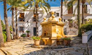 Encantadora casa esquinera en venta en una exclusiva urbanización en la Milla de Oro de Marbella 780501 