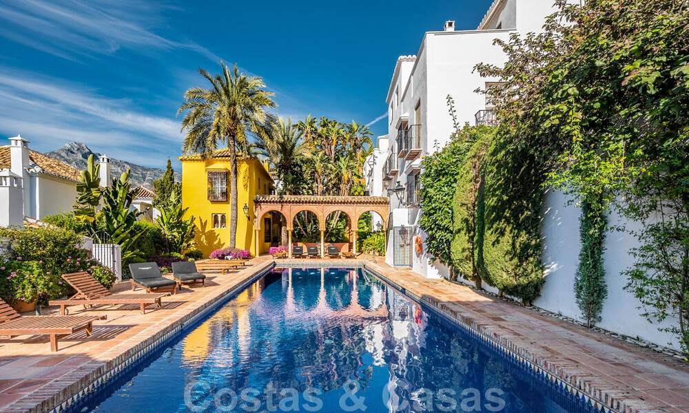 Encantadora casa esquinera en venta en una exclusiva urbanización en la Milla de Oro de Marbella 780502