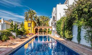 Encantadora casa esquinera en venta en una exclusiva urbanización en la Milla de Oro de Marbella 780502 
