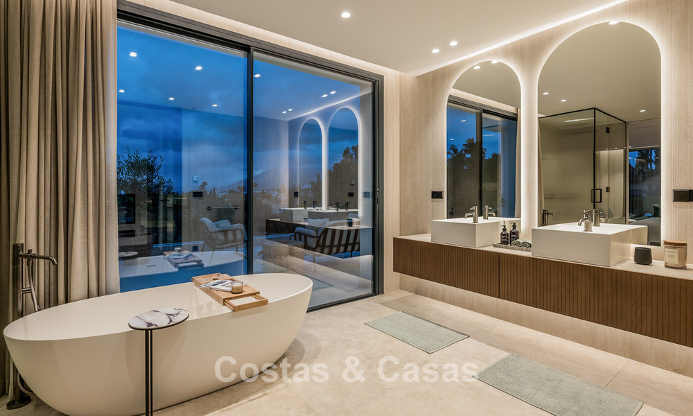 Nueva villa mediterránea de lujo en venta cerca de servicios en el lado este de Marbella 780546