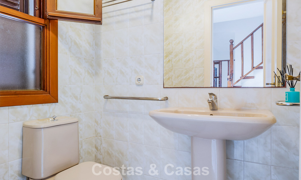 Casa adosada en venta con vistas al mar en un complejo en primera línea de playa cerca del centro de Estepona 780554