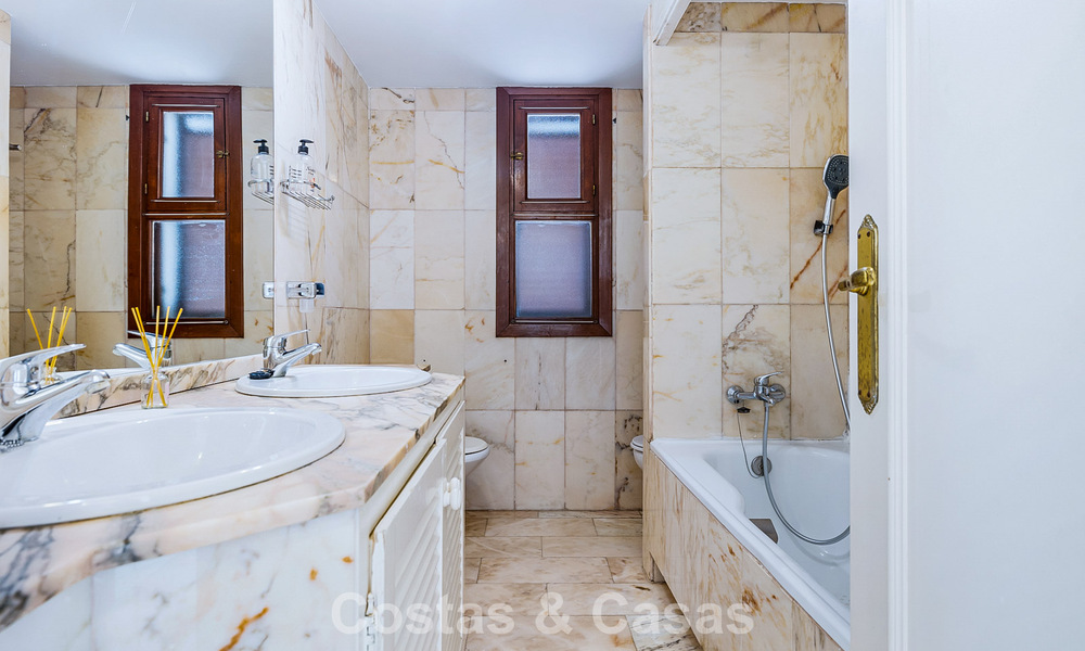 Casa adosada en venta con vistas al mar en un complejo en primera línea de playa cerca del centro de Estepona 780555