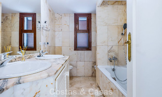 Casa adosada en venta con vistas al mar en un complejo en primera línea de playa cerca del centro de Estepona 780555 