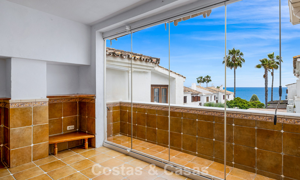 Casa adosada en venta con vistas al mar en un complejo en primera línea de playa cerca del centro de Estepona 780556