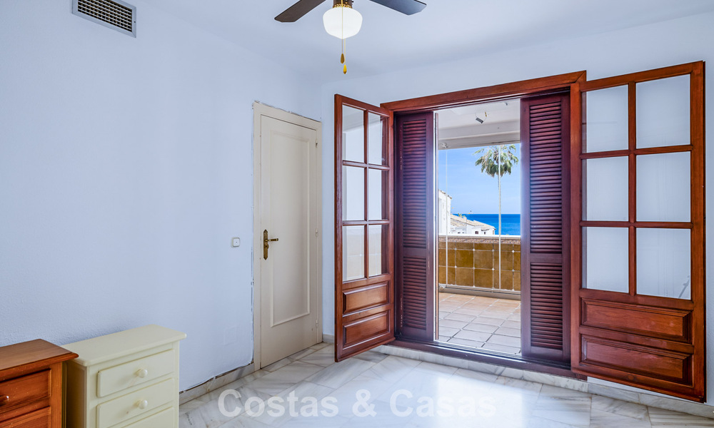 Casa adosada en venta con vistas al mar en un complejo en primera línea de playa cerca del centro de Estepona 780557