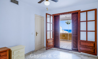 Casa adosada en venta con vistas al mar en un complejo en primera línea de playa cerca del centro de Estepona 780557 