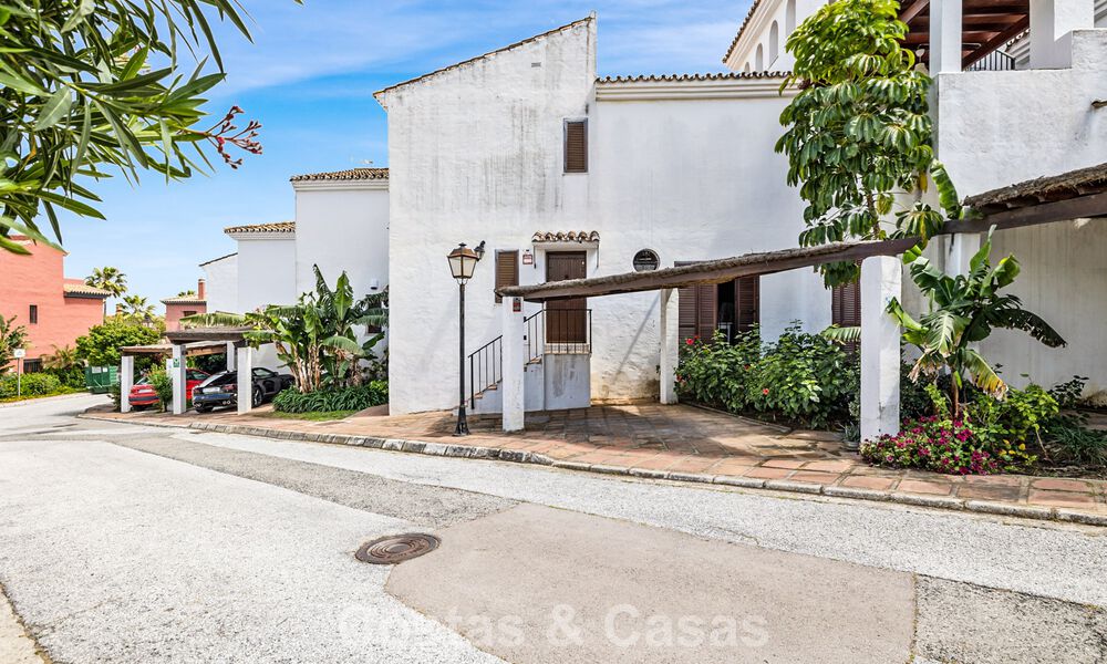 Casa adosada en venta con vistas al mar en un complejo en primera línea de playa cerca del centro de Estepona 780558