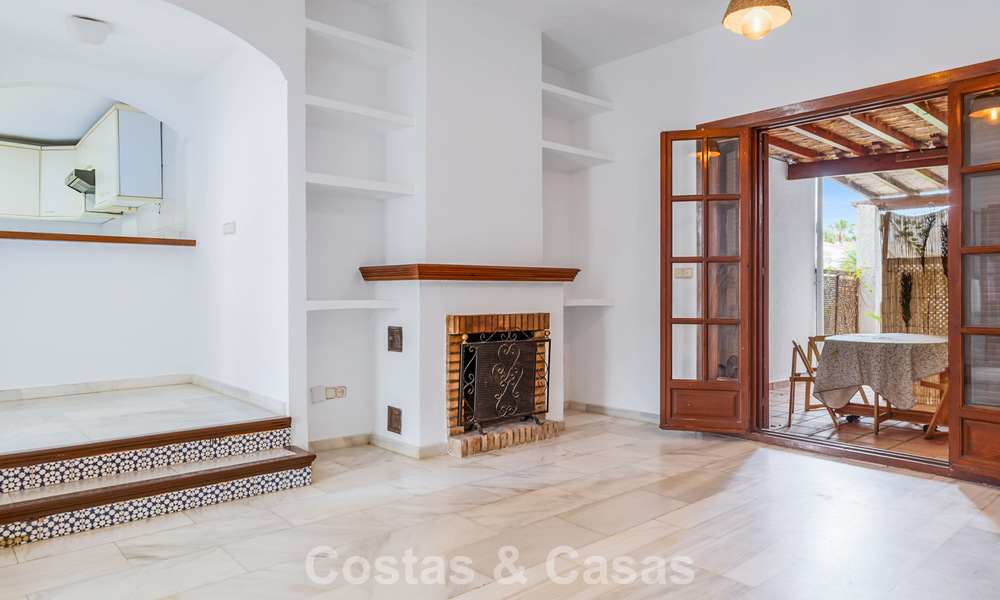 Casa adosada en venta con vistas al mar en un complejo en primera línea de playa cerca del centro de Estepona 780562