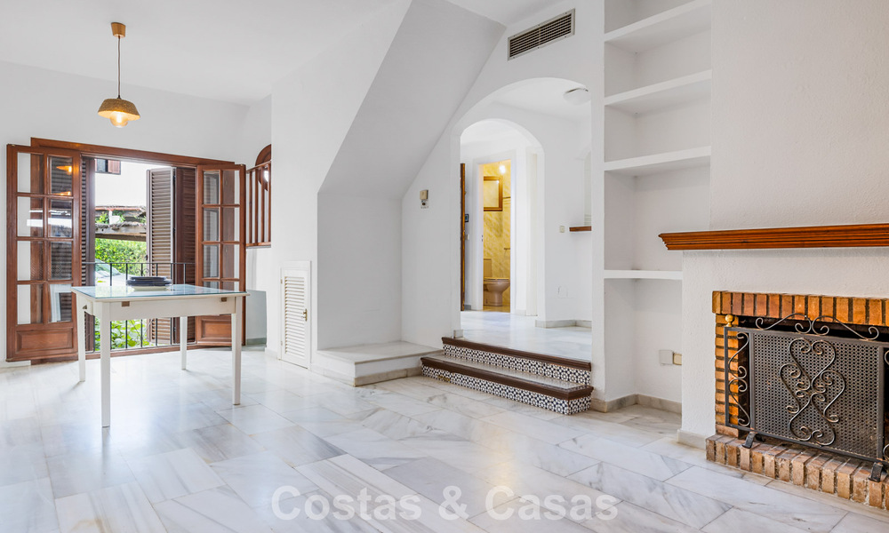 Casa adosada en venta con vistas al mar en un complejo en primera línea de playa cerca del centro de Estepona 780563