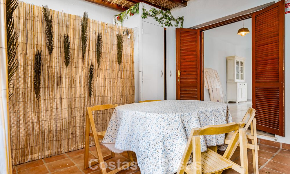 Casa adosada en venta con vistas al mar en un complejo en primera línea de playa cerca del centro de Estepona 780565