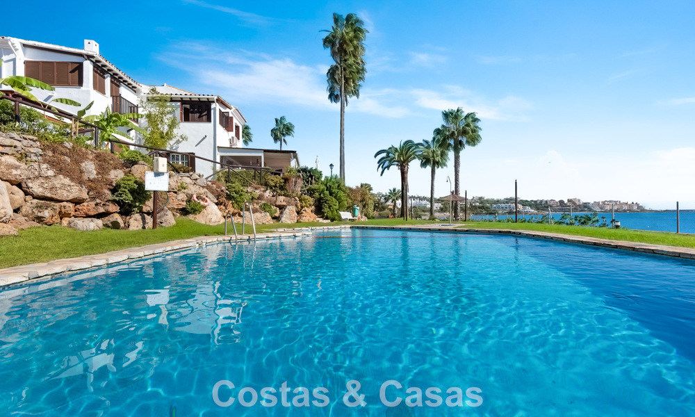 Casa adosada en venta con vistas al mar en un complejo en primera línea de playa cerca del centro de Estepona 780567