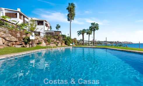 Casa adosada en venta con vistas al mar en un complejo en primera línea de playa cerca del centro de Estepona 780567