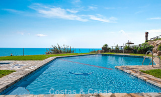 Casa adosada en venta con vistas al mar en un complejo en primera línea de playa cerca del centro de Estepona 780568 