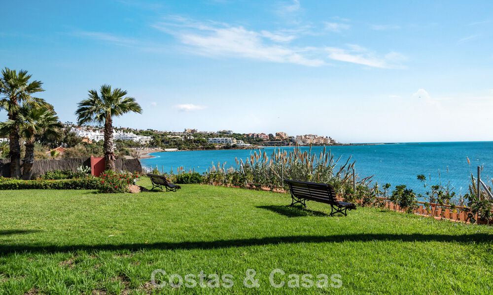 Casa adosada en venta con vistas al mar en un complejo en primera línea de playa cerca del centro de Estepona 780569