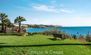 Casa adosada en venta con vistas al mar en un complejo en primera línea de playa cerca del centro de Estepona 780569 