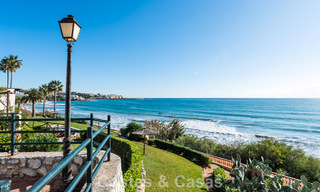 Casa adosada en venta con vistas al mar en un complejo en primera línea de playa cerca del centro de Estepona 780571 