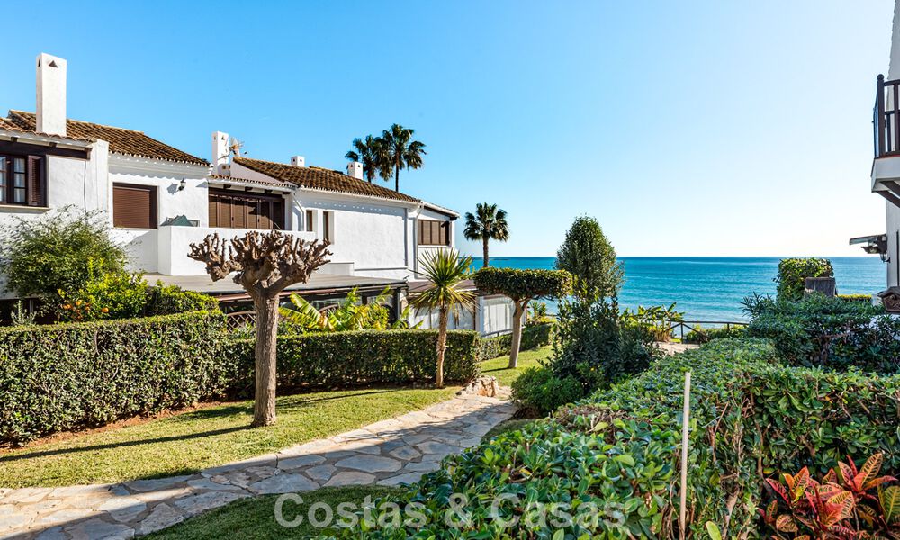 Casa adosada en venta con vistas al mar en un complejo en primera línea de playa cerca del centro de Estepona 780572