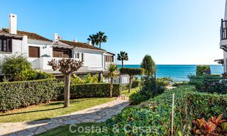 Casa adosada en venta con vistas al mar en un complejo en primera línea de playa cerca del centro de Estepona 780572 