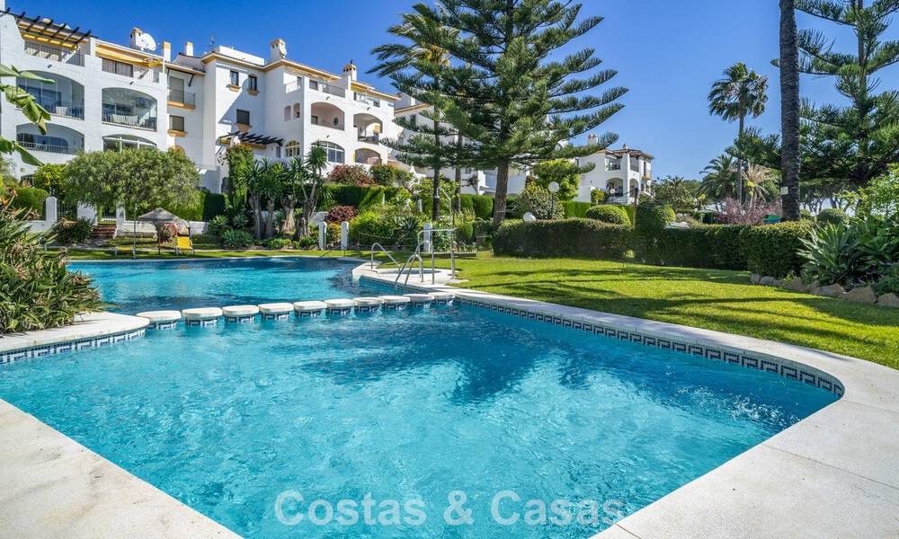 Apartamento reformado de 3 dormitorios con jardín a poca distancia de Puerto Banús en Nueva Andalucía, Marbella 780695