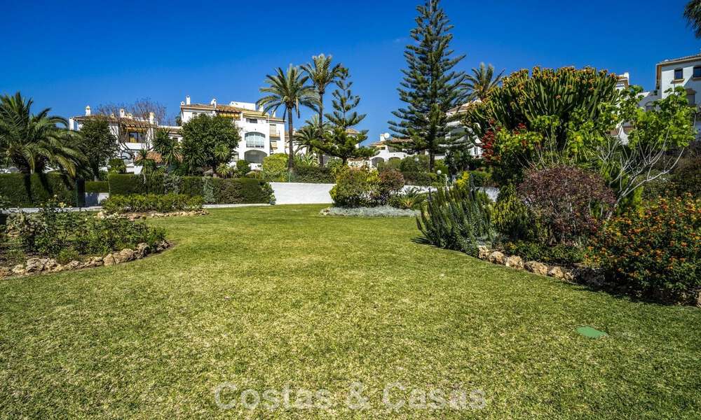 Apartamento reformado de 3 dormitorios con jardín a poca distancia de Puerto Banús en Nueva Andalucía, Marbella 780704
