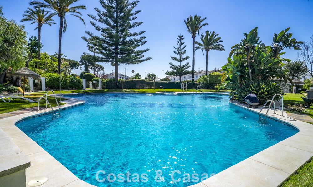 Apartamento reformado de 3 dormitorios con jardín a poca distancia de Puerto Banús en Nueva Andalucía, Marbella 780705