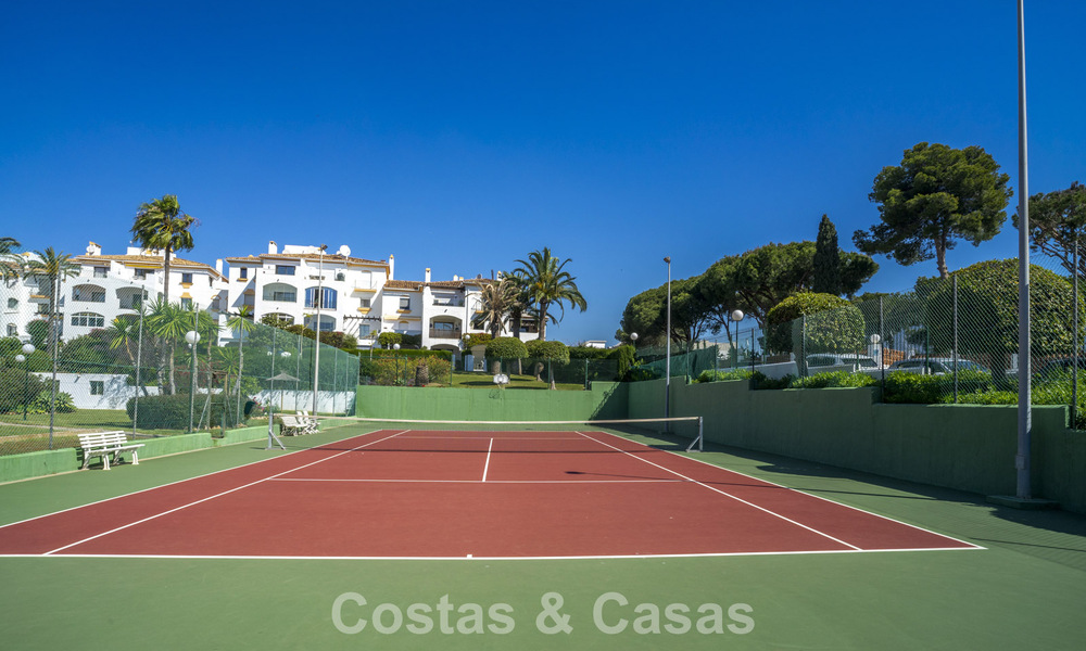 Apartamento reformado de 3 dormitorios con jardín a poca distancia de Puerto Banús en Nueva Andalucía, Marbella 780707