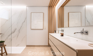 Apartamento superior con jardín y vistas panorámicas al mar en venta en La Quinta, Marbella - Benahavis 780712 