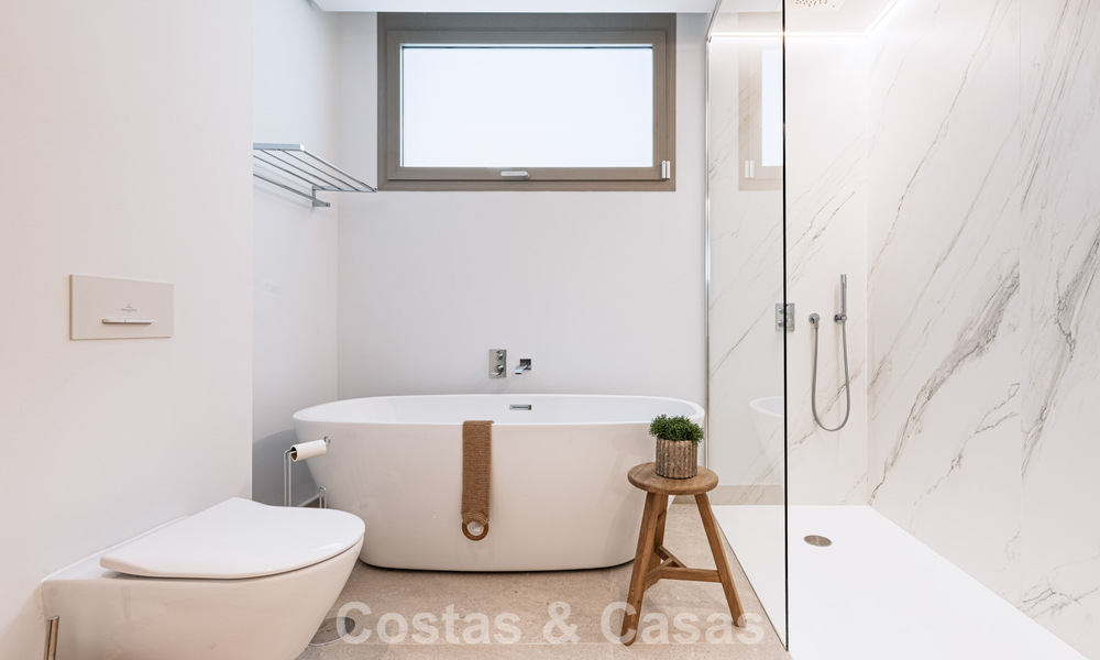 Apartamento superior con jardín y vistas panorámicas al mar en venta en La Quinta, Marbella - Benahavis 780713