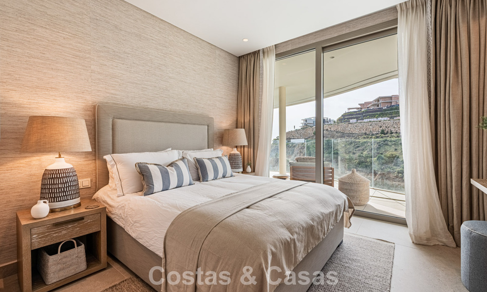 Apartamento superior con jardín y vistas panorámicas al mar en venta en La Quinta, Marbella - Benahavis 780714