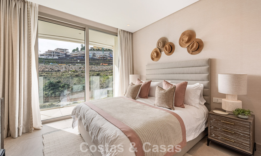 Apartamento superior con jardín y vistas panorámicas al mar en venta en La Quinta, Marbella - Benahavis 780716