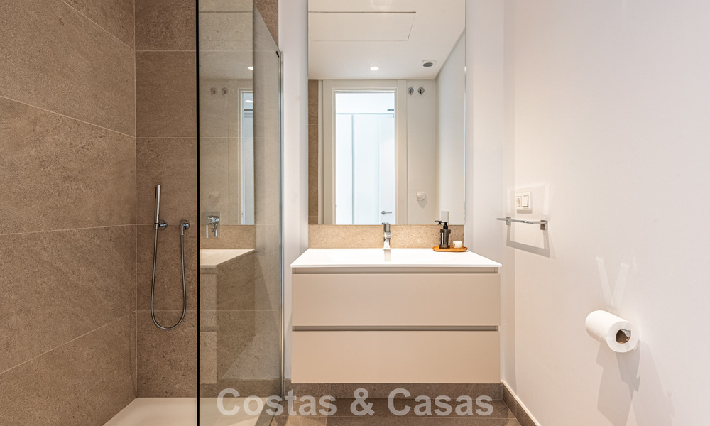 Apartamento superior con jardín y vistas panorámicas al mar en venta en La Quinta, Marbella - Benahavis 780717