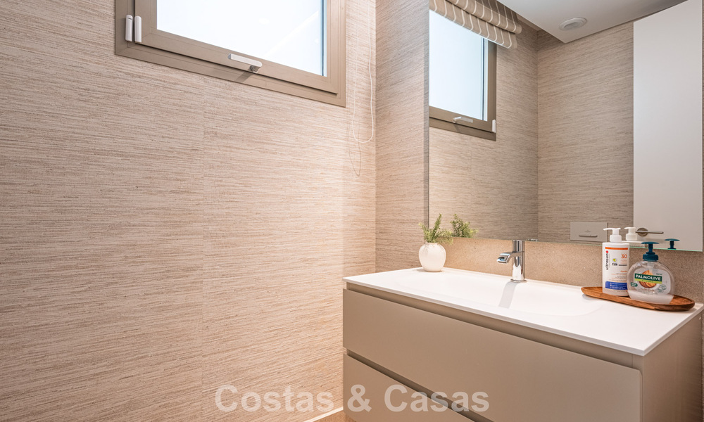 Apartamento superior con jardín y vistas panorámicas al mar en venta en La Quinta, Marbella - Benahavis 780718
