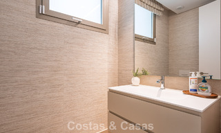 Apartamento superior con jardín y vistas panorámicas al mar en venta en La Quinta, Marbella - Benahavis 780718 