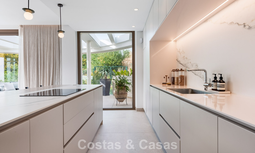 Apartamento superior con jardín y vistas panorámicas al mar en venta en La Quinta, Marbella - Benahavis 780720