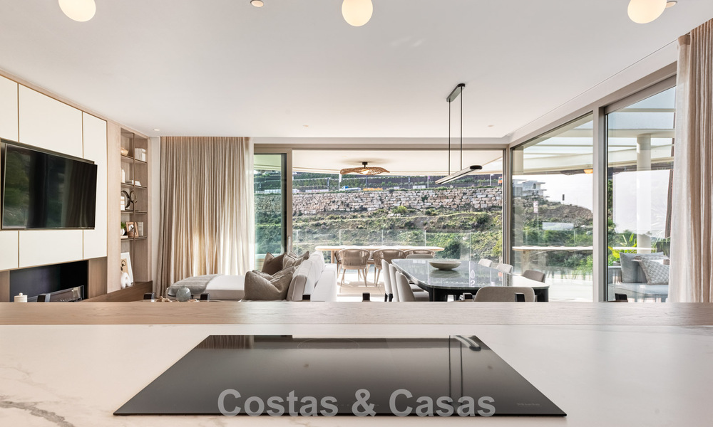 Apartamento superior con jardín y vistas panorámicas al mar en venta en La Quinta, Marbella - Benahavis 780721