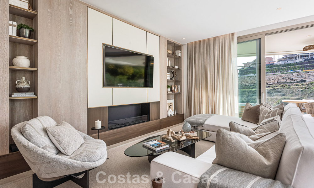 Apartamento superior con jardín y vistas panorámicas al mar en venta en La Quinta, Marbella - Benahavis 780723
