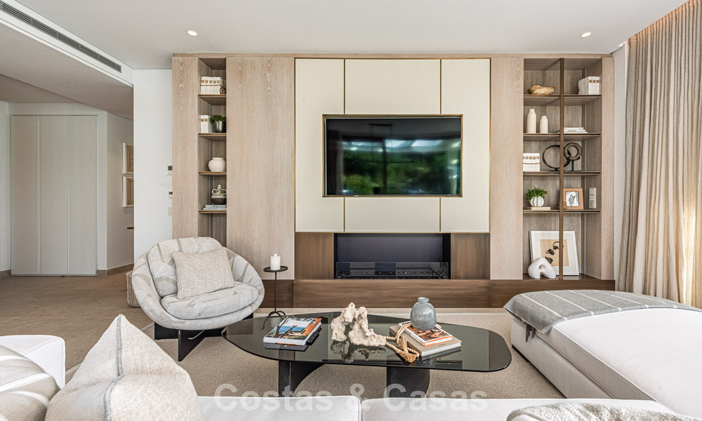 Apartamento superior con jardín y vistas panorámicas al mar en venta en La Quinta, Marbella - Benahavis 780724
