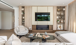 Apartamento superior con jardín y vistas panorámicas al mar en venta en La Quinta, Marbella - Benahavis 780724 