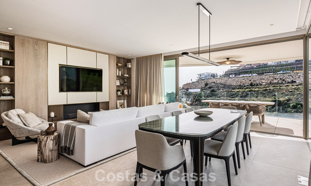 Apartamento superior con jardín y vistas panorámicas al mar en venta en La Quinta, Marbella - Benahavis 780725