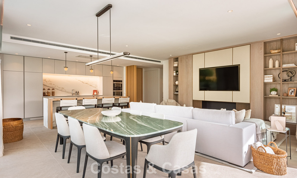 Apartamento superior con jardín y vistas panorámicas al mar en venta en La Quinta, Marbella - Benahavis 780726