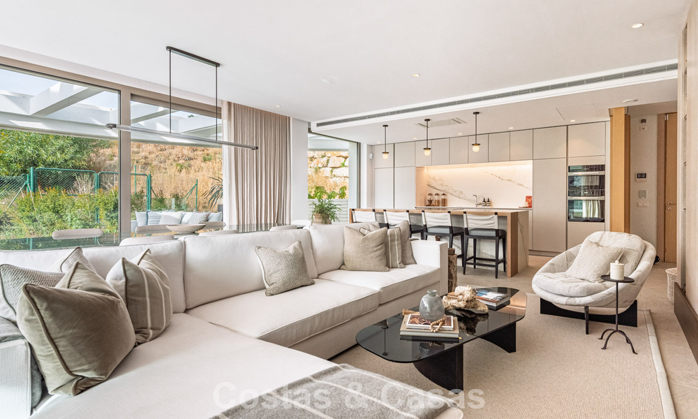 Apartamento superior con jardín y vistas panorámicas al mar en venta en La Quinta, Marbella - Benahavis 780727