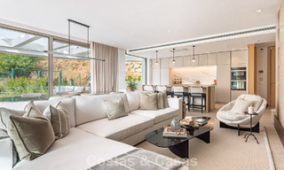 Apartamento superior con jardín y vistas panorámicas al mar en venta en La Quinta, Marbella - Benahavis 780727 
