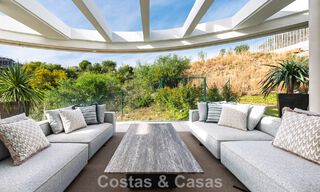 Apartamento superior con jardín y vistas panorámicas al mar en venta en La Quinta, Marbella - Benahavis 780728 