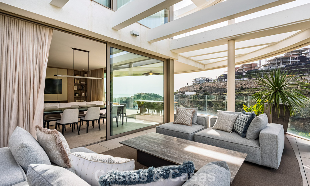 Apartamento superior con jardín y vistas panorámicas al mar en venta en La Quinta, Marbella - Benahavis 780729