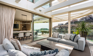 Apartamento superior con jardín y vistas panorámicas al mar en venta en La Quinta, Marbella - Benahavis 780729 