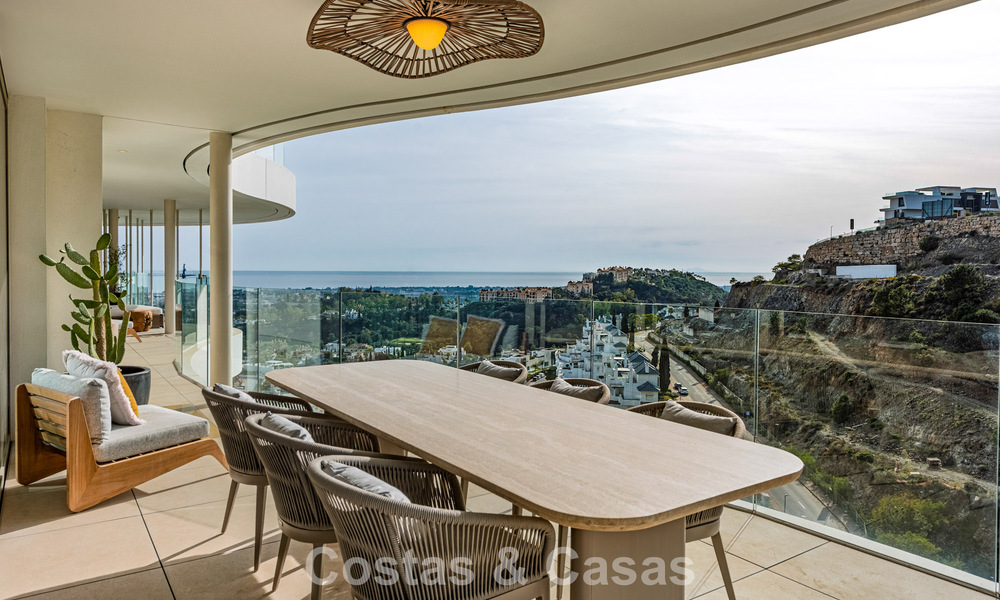 Apartamento superior con jardín y vistas panorámicas al mar en venta en La Quinta, Marbella - Benahavis 780730