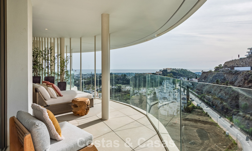 Apartamento superior con jardín y vistas panorámicas al mar en venta en La Quinta, Marbella - Benahavis 780731