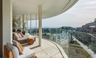 Apartamento superior con jardín y vistas panorámicas al mar en venta en La Quinta, Marbella - Benahavis 780731 