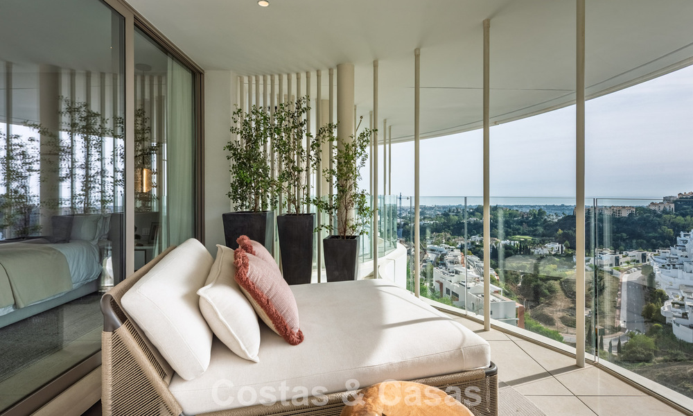 Apartamento superior con jardín y vistas panorámicas al mar en venta en La Quinta, Marbella - Benahavis 780732