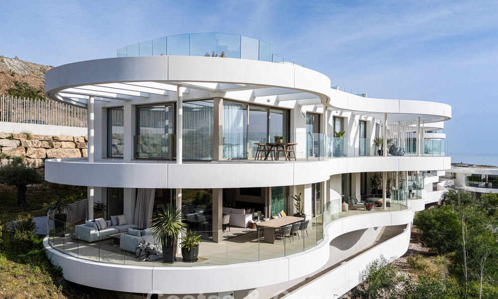 Apartamento superior con jardín y vistas panorámicas al mar en venta en La Quinta, Marbella - Benahavis 780733